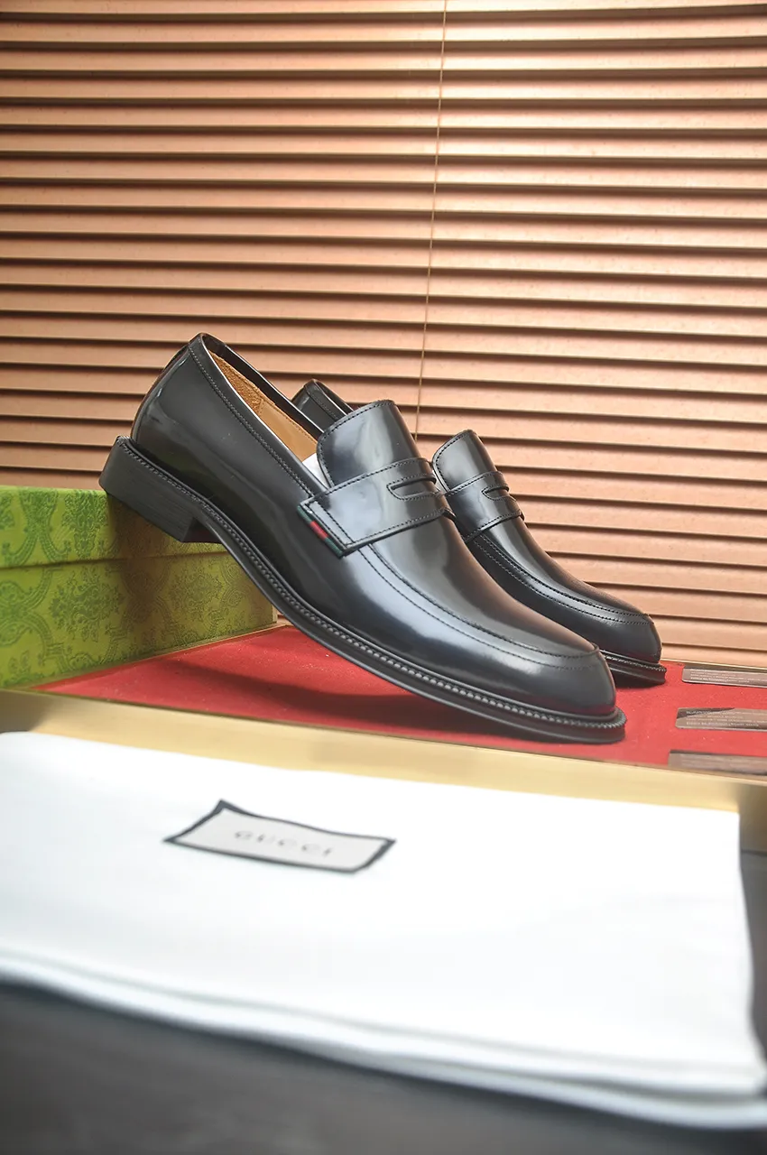Men's shoes💰500💶Italy's top luxury men's shoe giant (GUCCI) (Gucci) (full cowhide lining) new arrival🍃Original European style🔰 Pleasant to the eye😍In order to make the shoes more durable and non-deformable🌀The production continues to follow traditional methods but there is still no lack of innovation💪Choose original sheepskin for the leather♻️ Smooth and natural And extra bright ⭐Made of imported cowhide, the first choice of rich people 38-45 (45 customized)